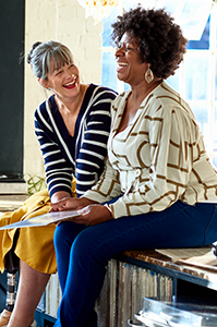 Un couple adulte heureux participe à une discussion commerciale éducative, entouré d'un groupe de personnes.