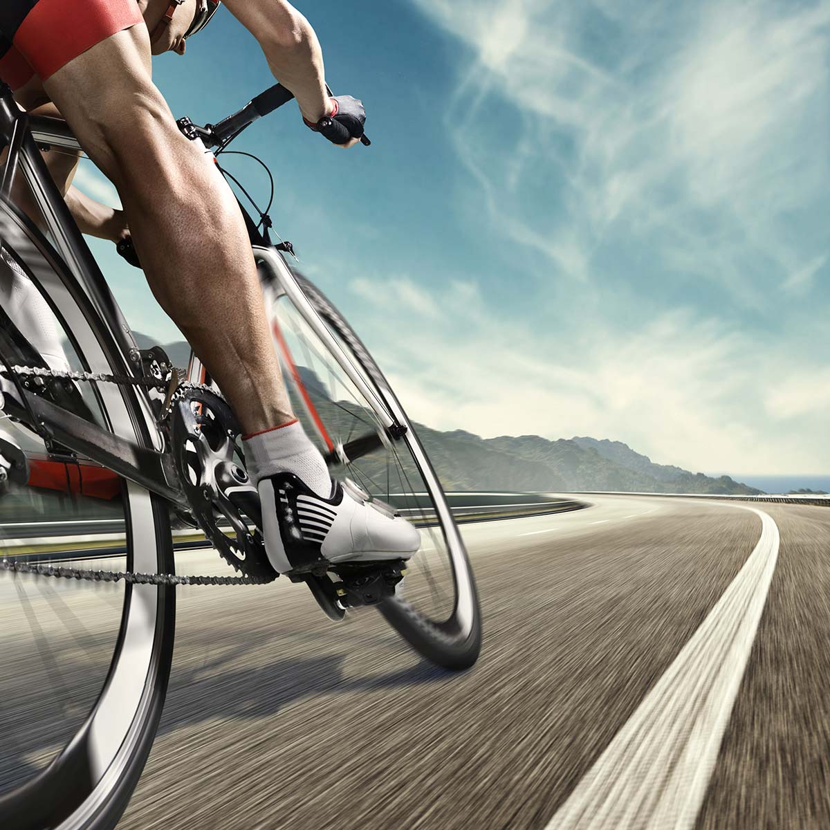 Vivez l'excitation de faire du vélo de route aventureux, sous le vaste ciel bleu, le long de la mer éblouissante.