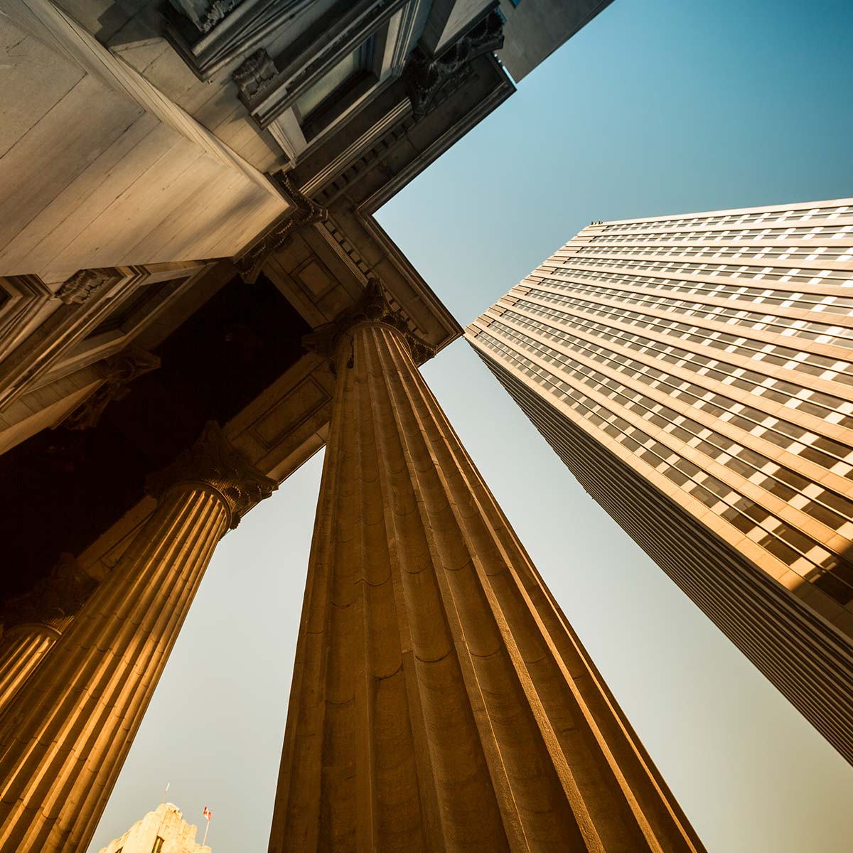 L'horizon urbain moderne témoigne d'une architecture innovante avec de grands gratte-ciel abritant des bureaux d'affaires dynamiques.