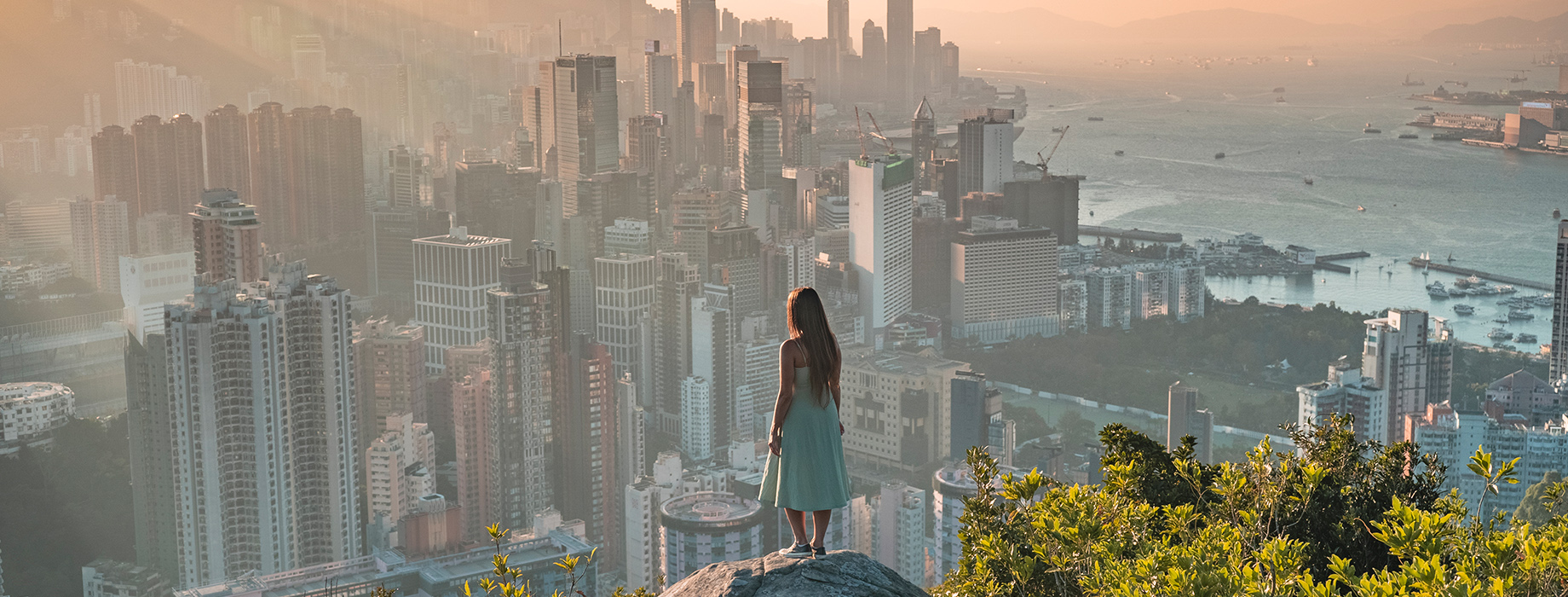 Une jeune femme adulte se fraie un chemin à travers la ville animée, incarnant l'esprit du voyage féminin moderne.