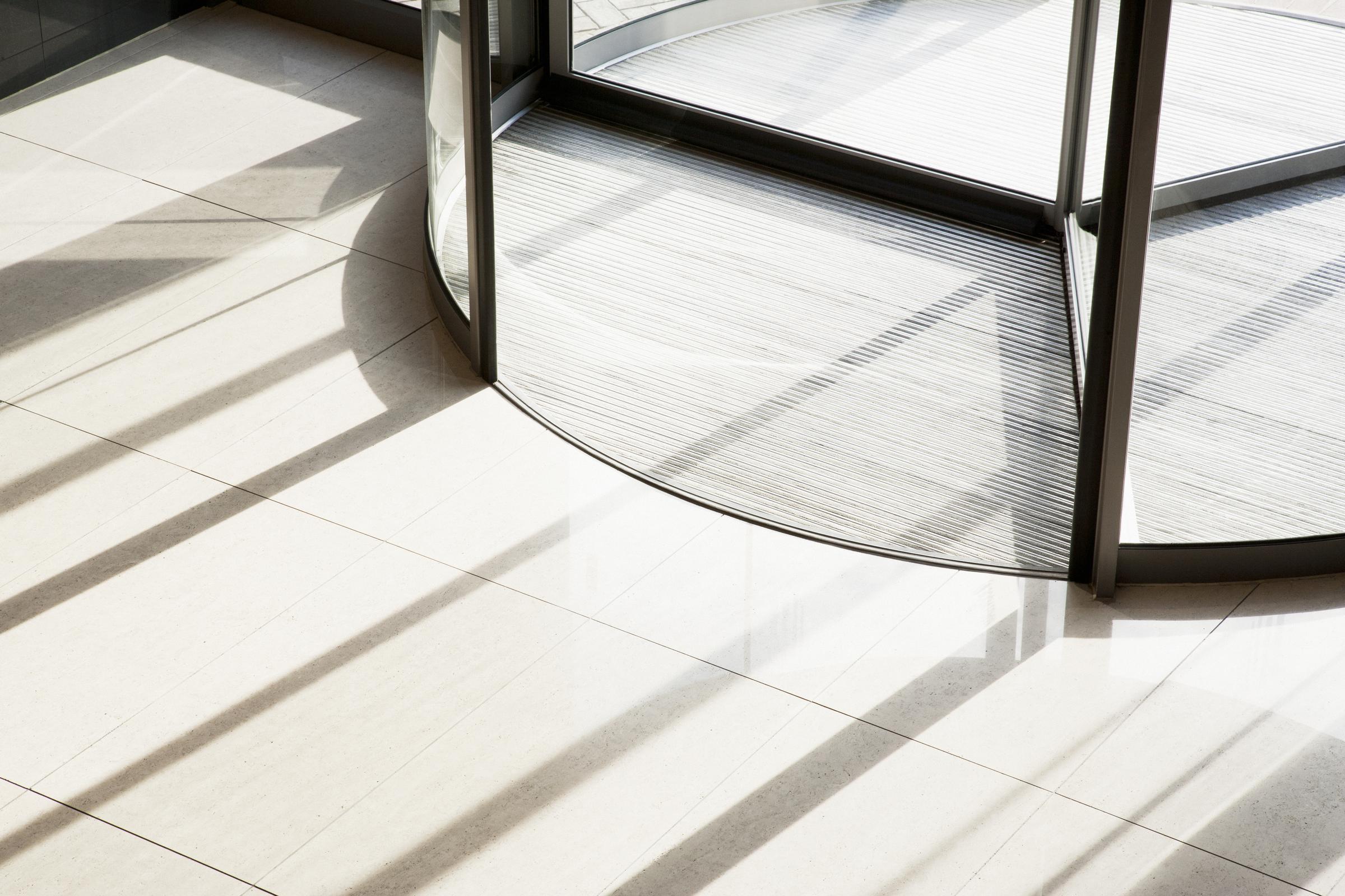 Un immeuble de bureau moderne présente un design axé sur l'entreprise, construit avec une architecture épurée blanche en toile de fond.