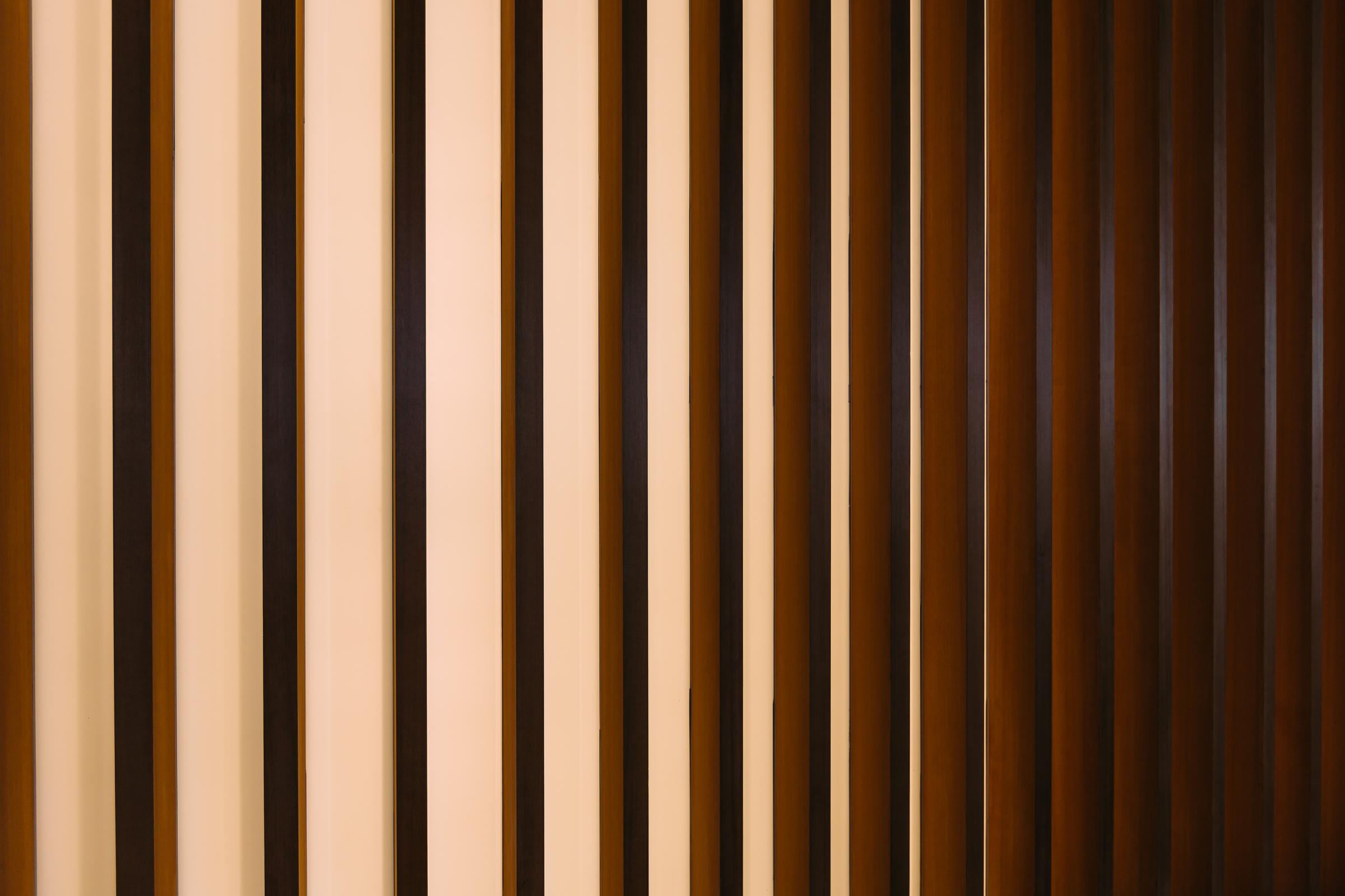 Ce fond, avec un motif de conception abstrait, allie la texture du métal et du bois brun pour un arrière-plan unique.