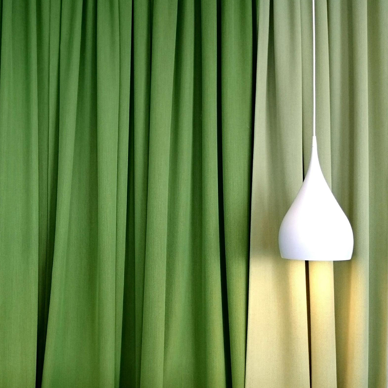 Ce fond abstrait, imprégné de la couleur naturelle du vert, présente un motif texturé de feuilles, reflétant la beauté de la nature.